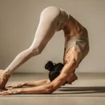 Pratique contrôlée d’une posture de yoga difficile en équilibre sur tapis