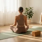 Yoga à la maison avec tapis et accessoires dans un coin calme