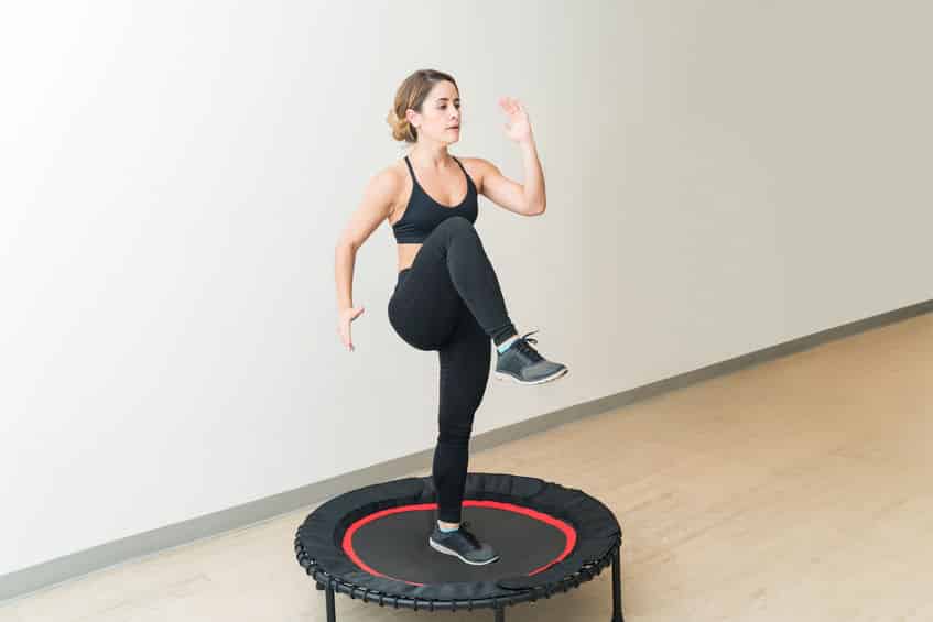 montée de genou exercices trampoline fitness