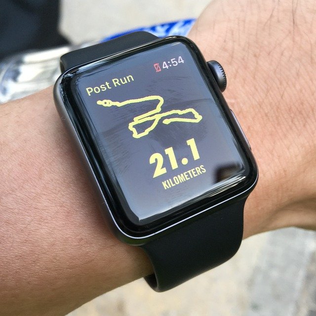 Montre de sport connectée, tracker d'activité ou smartphone