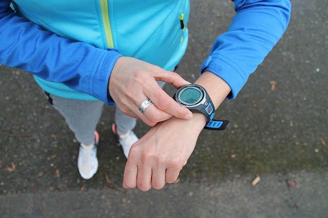 Montre de sport connectée, tracker d'activité ou smartphone (3)