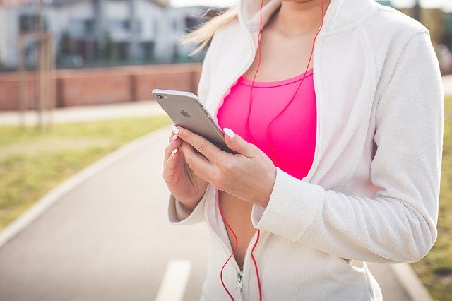 Montre de sport connectée, tracker d'activité ou smartphone