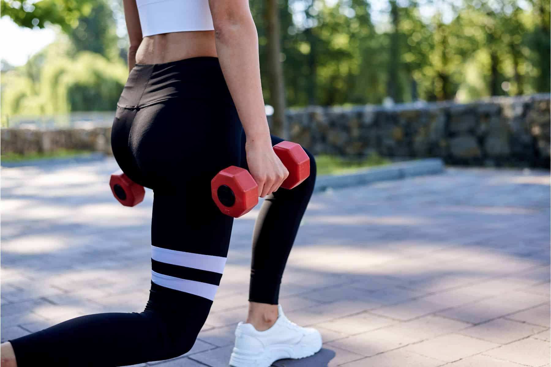 femme avec des altères fitness