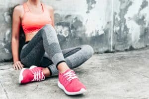 Femme en tenue de fitness avec baskets