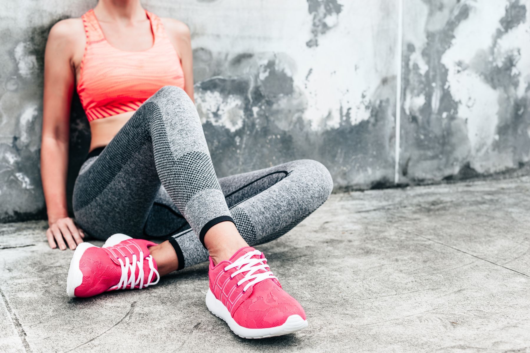 Femme en tenue de fitness avec baskets