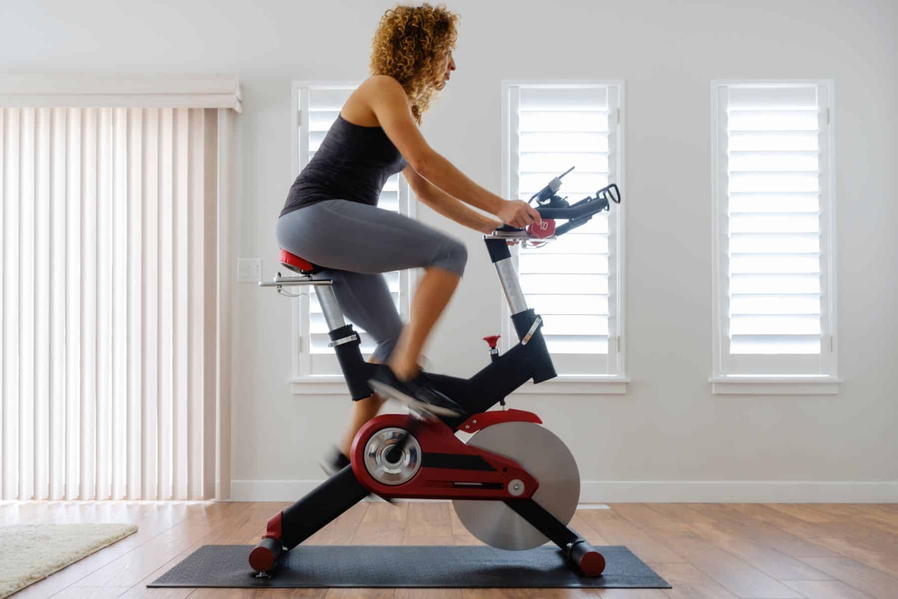 Femme sur un vélo d'appartement 