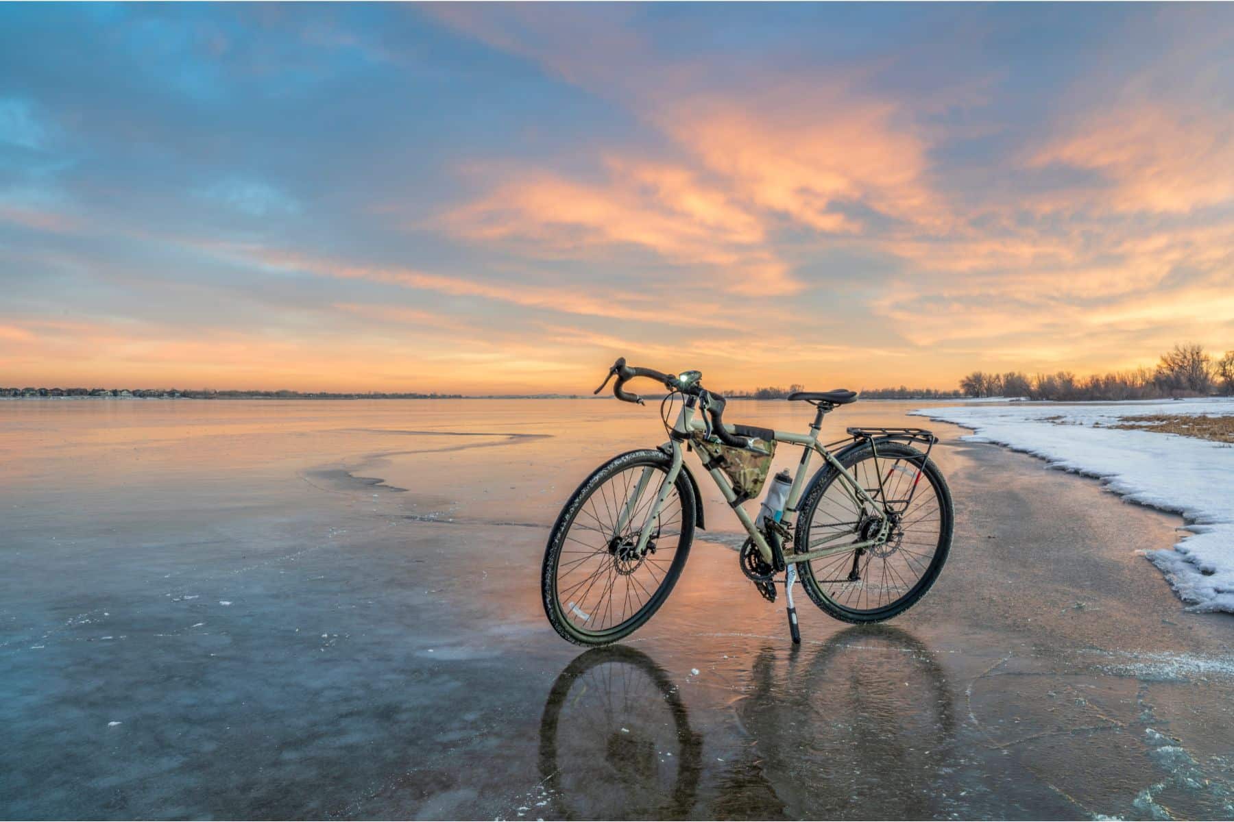 Vélo sur une plage au coucher de soleil