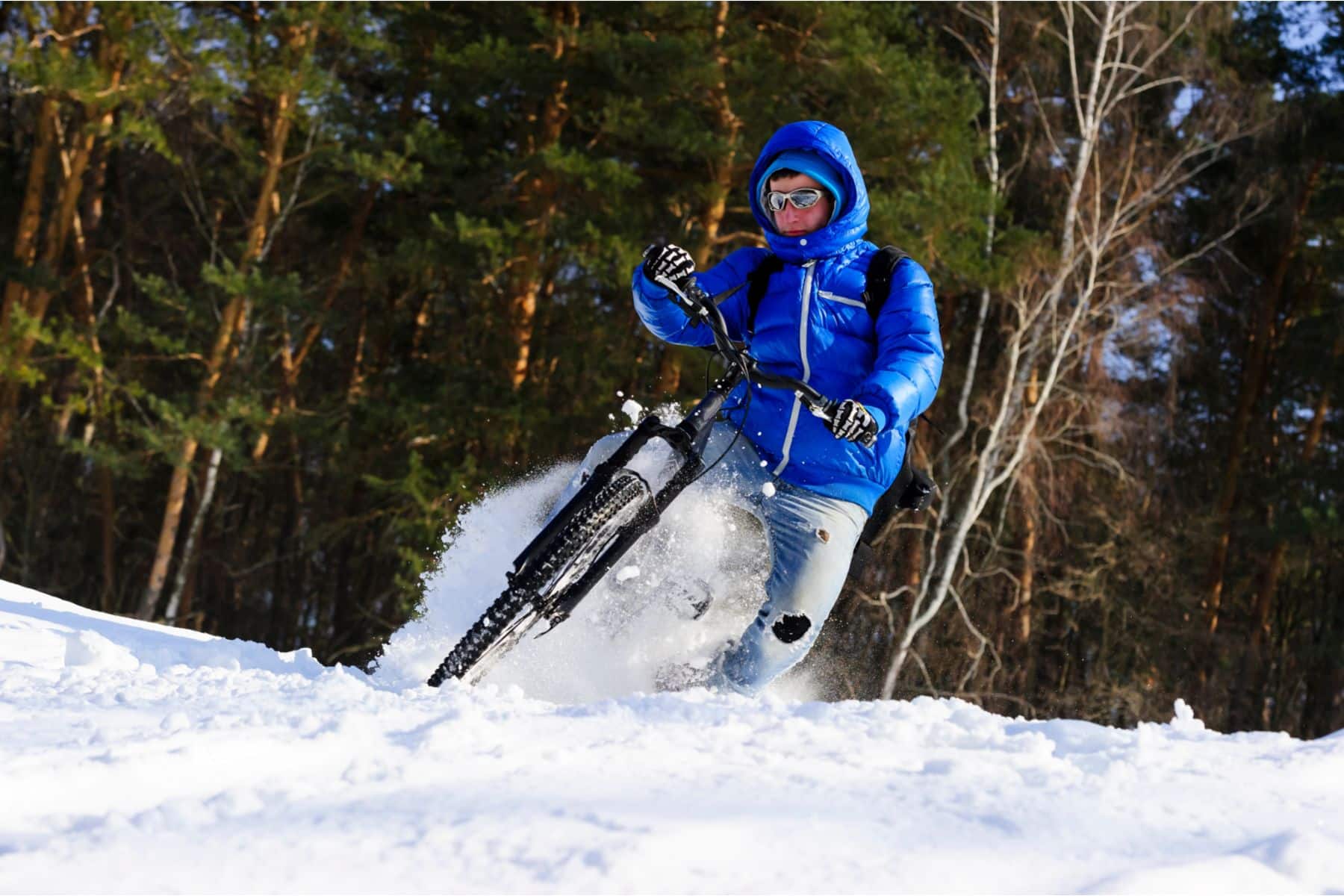 Faire du vélo en hiver dans la neige
